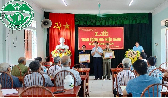 Dịp 19/5, toàn huyện có 136 Đảng viên được trao tặng và truy tặng huy hiệu Đảng|https://huonggian.yendung.bacgiang.gov.vn/ja_JP/chi-tiet-tin-tuc/-/asset_publisher/M0UUAFstbTMq/content/dip-19-5-toan-huyen-co-136-ang-vien-uoc-trao-tang-va-truy-tang-huy-hieu-ang/22815