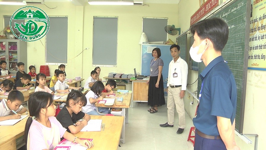 Kiểm tra công vụ đột suất tại xã Tư Mại và một số trường học trên địa bàn.|https://huonggian.yendung.bacgiang.gov.vn/chi-tiet-tin-tuc/-/asset_publisher/M0UUAFstbTMq/content/kiem-tra-cong-vu-ot-suat-tai-xa-tu-mai-va-mot-so-truong-hoc-tren-ia-ban-/22815